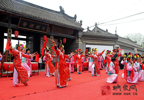 游客參觀清明小長假新推出的本土特色節(jié)目《鼓樂迎賓》。