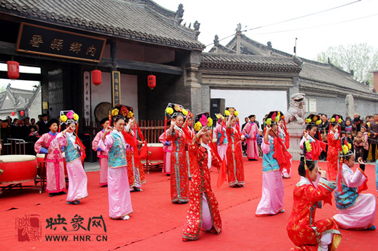 游客參觀清明小長假新推出的本土特色節(jié)目《鼓樂迎賓》。