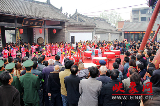 游客參觀清明小長假新推出的本土特色節(jié)目《鼓樂迎賓》。
