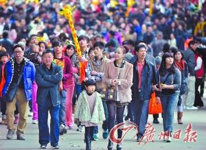 10日天氣很好，廣州各個景點都人頭攢動。圖為長隆景區(qū)的游客?！? width=