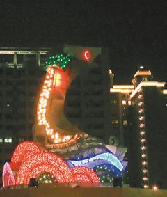 　　今年臺(tái)灣燈會(huì)主題燈“騰蛟啟盛”。圖片來源:臺(tái)灣《聯(lián)合報(bào)》