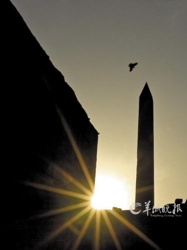 　　埃及盧克索市卡納克神廟,夕陽(yáng)下鳥(niǎo)兒飛過(guò)方尖碑。才揚(yáng) 攝