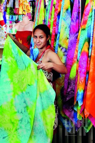 　　Pareo,這一幅幅有著漂亮圖案、色彩繽紛的布,是大溪地人最美的衣