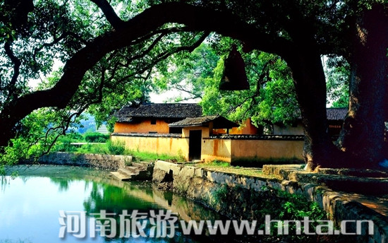 喜迎建軍 游革命路線(xiàn)