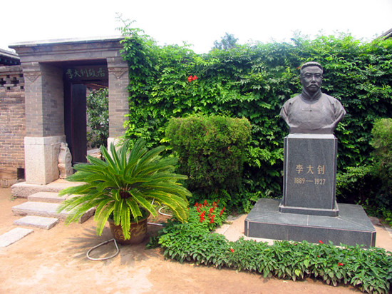 喜迎建軍 游革命路線(xiàn)