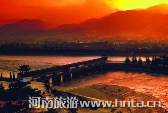 喜迎建軍 游革命路線(xiàn)