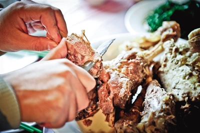 在西北大多數(shù)地區(qū),手抓肉是最普遍最經(jīng)濟(jì)的羊肉吃法。