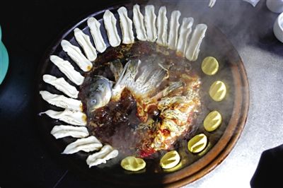 黃驊鍋灶魚(yú)，將海魚(yú)與面食相互搭配。農(nóng)業(yè)與漁業(yè)、土地與海洋，在這里構(gòu)成了微妙的平衡。