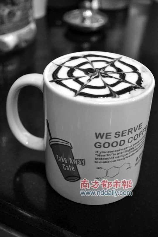 多巴胺行動咖啡店的摩卡,入口醇滑。