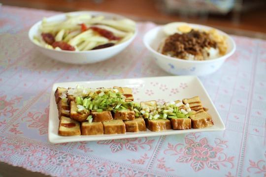 　　對于一碗鹵肉飯來說,完全不需要濃墨重彩的配其他煎炸食物,只需要搭上清爽的豆干、爽口的蘿卜即可。