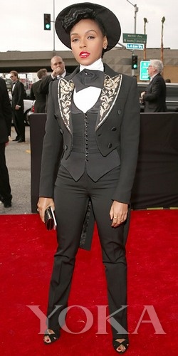  Janelle Monae這身跟去年的打扮差不多，爵士名伶的標(biāo)配嗎