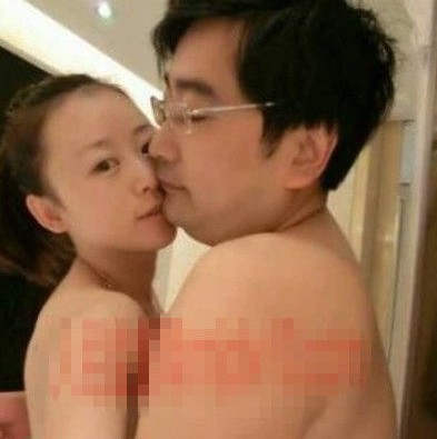 女主播紀某與國家檔案局官員范某。