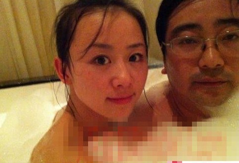 女主播紀某與國家檔案局官員范某。