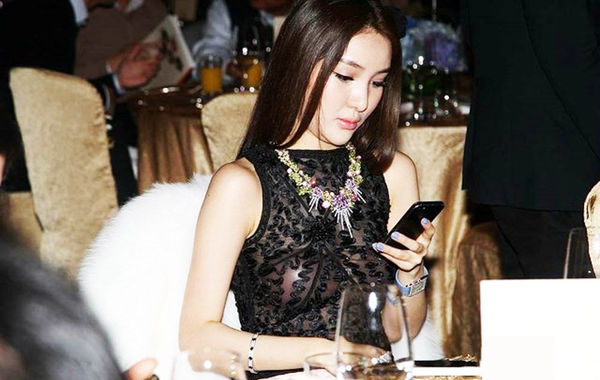2013年11月30日，郭美美出席保利珠寶拍賣活動，現(xiàn)場郭美美一席透視的上衣性感現(xiàn)身，胸前乳貼顯露無
