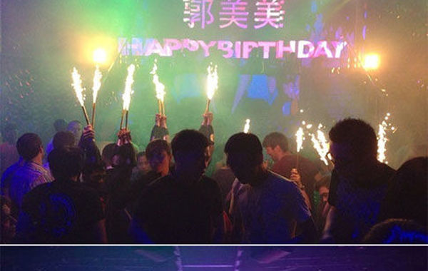 2013年6月16日下午，郭美美在網(wǎng)上曬出一組慶生照。通過照片可以看出，酒吧的巨大舞池中燃放焰火