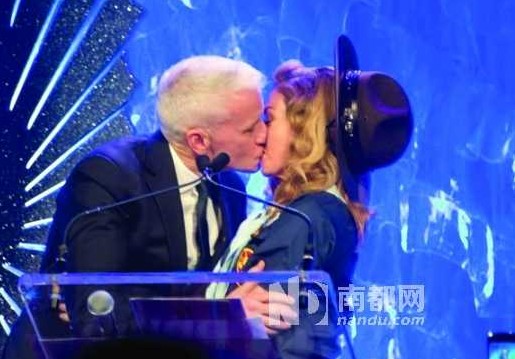 16日，麥當(dāng)娜在紐約舉行的第24屆同志媒體獎(jiǎng)?lì)C獎(jiǎng)禮上，頒獎(jiǎng)給美國CNN主播安德森-庫珀，獲對方獻(xiàn)吻