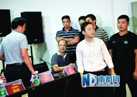 佛山精武會會長梁旭輝在弟子保護下來到現(xiàn)場。