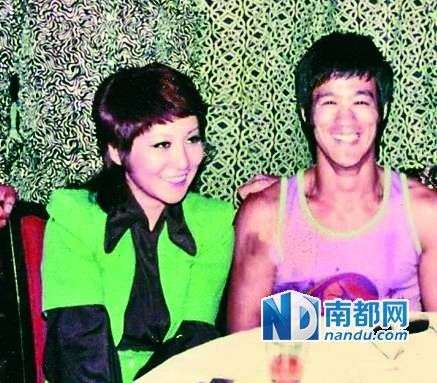 從當時拍到的很多李小龍和丁佩一起的照片中可以看到，她和李小龍的發(fā)型是一樣的。