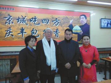 吳頌今（左二）、王樹才（左三）、談芳兵（右一）與店長合影。