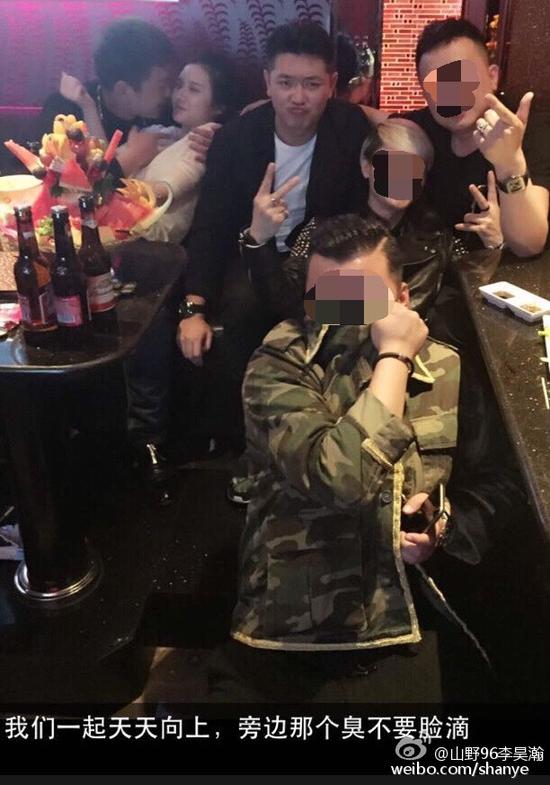 田源朋友辟謠稱左側(cè)抱著女子親吻的是田源的發(fā)小，女子的男友。