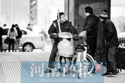 想讓農(nóng)民工安定下來，城市要給他們相應(yīng)的福利待遇，還有家的感覺