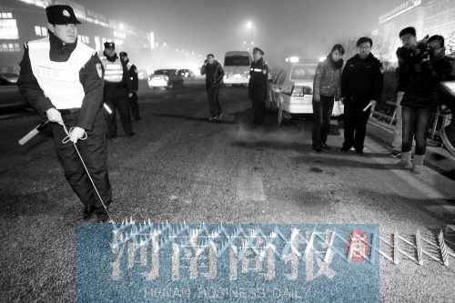 特警隊員在清查中使用阻車釘，應對惡意闖崗或攔截駕車逃竄行為 河南商報記者 王春勝/攝