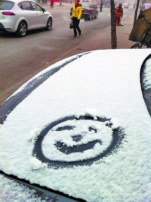 一月十五日上午，有汽車披著一身的雪裝，從經(jīng)開(kāi)區(qū)回到市區(qū)。