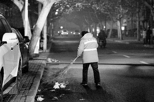 清晨六點，鄭州市經(jīng)七路，一名環(huán)衛(wèi)工開始了一天的工作。