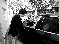 有個(gè)人晃了一圈后，寶馬、現(xiàn)代、越野的車(chē)窗都“長(zhǎng)”出大窟窿