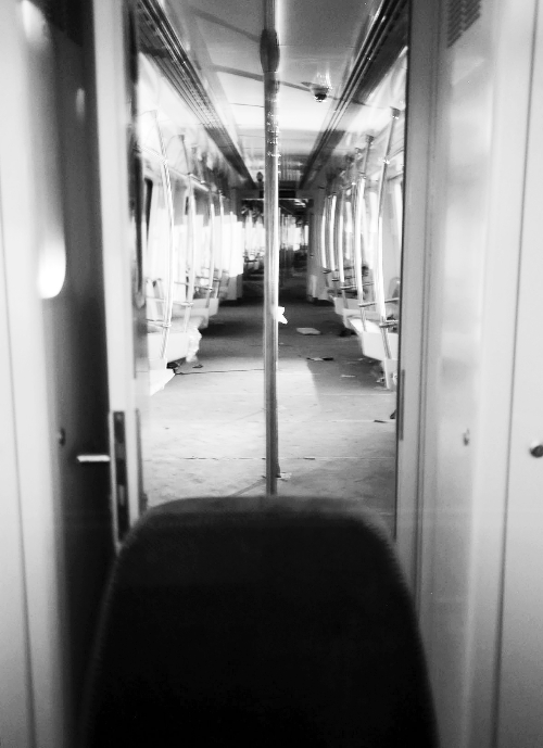 透過擋風(fēng)玻璃，依稀能看到車廂內(nèi)的樣子