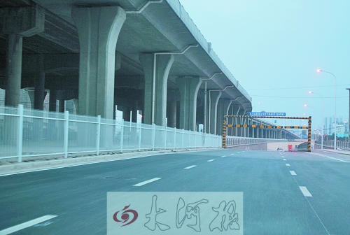 下穿隧道限高3米，不影響公交車通行。