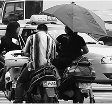 昨日，鄭州市鄭州花園路與農(nóng)業(yè)路交叉口，電動(dòng)車裝傘埋下安全隱患