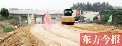 　昨日，正在施工中的鄭州市文化路與連霍高速互通式立交
