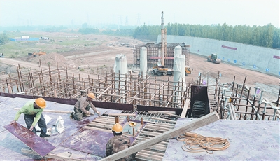 中原西路西南繞城高速公路互通式立交項(xiàng)目已完成總工程量的35%。