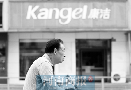 　這一切，將會給康潔公司、加盟商，乃至鄭州洗衣行業(yè)，帶來什么？ 記者 趙卓/攝