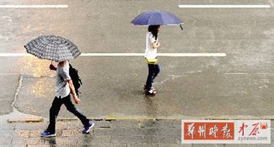 昨天傍晚，市民在雨中行走。