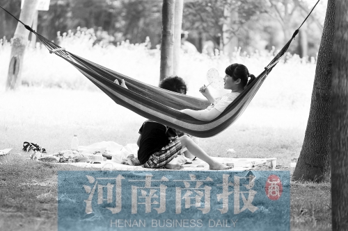 天又熱了起來，外出游玩，記得防曬哦 記者 趙卓/攝　