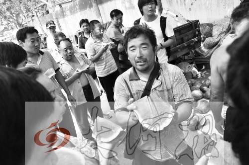 為了表示感謝，陳小立切西瓜分給大家吃。