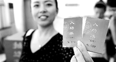 本報記者抽出的兩名消費者代表。