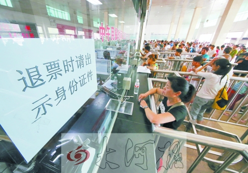 洛陽火車站退票窗口前，一名乘客正在退票。
