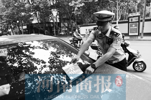 有了這張挪車卡，不會泄露隱私，別人又能方便地聯(lián)系上自己記者 邱曉峰/攝