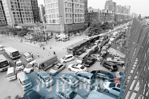 路口四個方向直行、左轉(zhuǎn)交織，車輛相互抵頭，無法正常通行