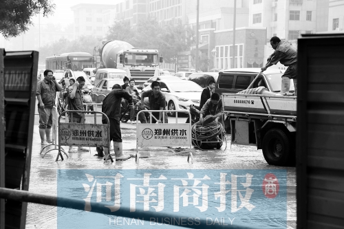 工作人員正在搶修，預(yù)計(jì)今晚能恢復(fù)供水