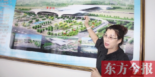 梁園區(qū)高鐵建設(shè)指揮部常務(wù)副指揮長、梁園區(qū)委副書記杜麗亞向記者介紹高鐵站效果圖