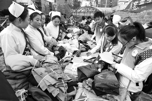 鄭州慈善志愿者暖冬行動(dòng)啟動(dòng)，志愿者將把閑置衣物送給需要的人。