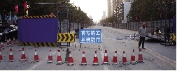 桐柏路西側(cè)，圍擋內(nèi)已經(jīng)不允許汽車通行。