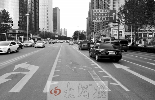 這條畫有多條短斜線的車道就是可變車道，視車流量大小而定，直行車輛多時它是一個直行車道，左轉(zhuǎn)車輛多時它