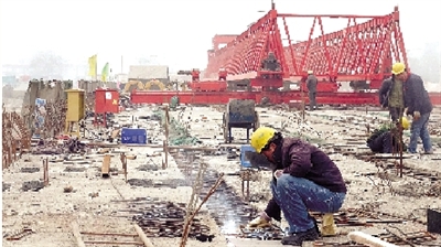 正在建設(shè)的鄭登快速通道跨南四環(huán)大橋。