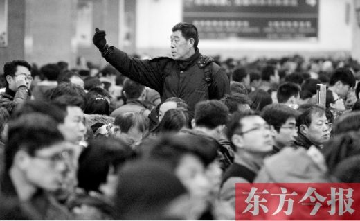 一場雨夾雪讓鄭州火車站的客流又增加了不少。昨天，售票大廳內(nèi)排隊購票的旅客摩肩接踵
