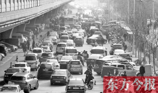 鄭大一附院北門的馬路被非機(jī)動(dòng)車占去一條車道，這里也極易造成交通擁堵
